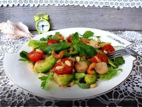 Салат с гребешками, креветками и авокадо