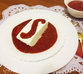 Творожный десерт с земляничным соусом