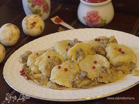 Ленивые картофельные вареники с соусом из шампиньонов