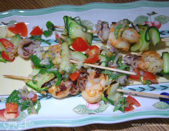 Салат с креветками, кальмарами и яйцом