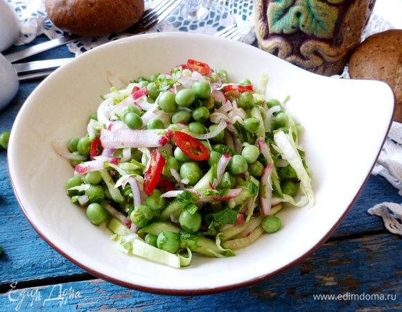 Вкусный Рецепт: Весенний салат из свежей капусты с огурцом, зеленым горошком