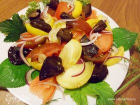 Салат из соленых грибов, помидоров и красного лука