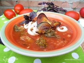 Томатный суп с брокколи и кальмарами