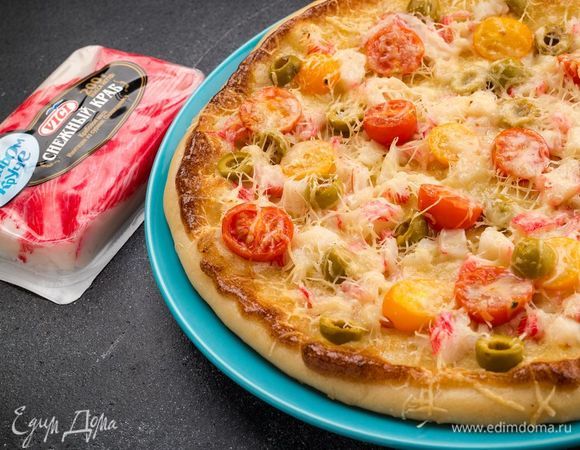 Пицца с крабовым мясом, томатами и маслинами