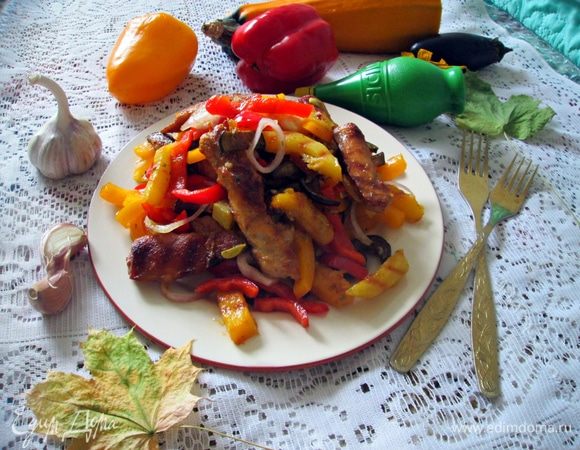 Теплый салат с куриной грудкой и овощами-гриль