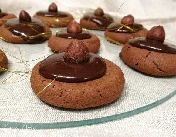 Шоколадное печенье с ганашем и фундуком