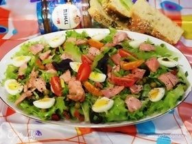 Диетический салат с консервированным тунцом и вялеными томатами