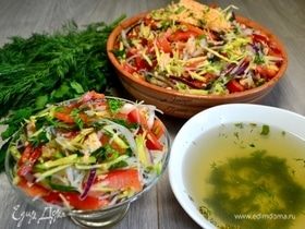 Салат с фунчозой и форелью