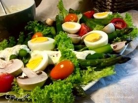 Салат из спаржи и яиц под йогуртовым соусом