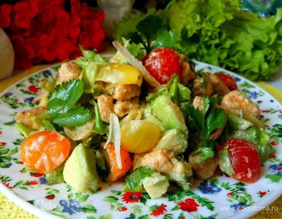 Салат с копченой курицей, кукурузой, огурцом и авокадо. Рецепт с фото