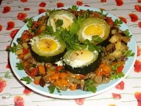 Яйца в кольцах цукини с овощным гарниром