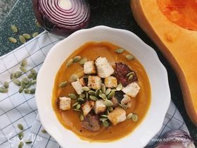 Тыквенный крем-суп с розмарином, беконом и гренками