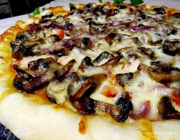 Пицца «Каприччио» с ветчиной, сыром и грибами