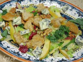 Зеленый салат с орехами, горгонзолой и грушей