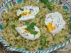 Рис с зеленым луком, семечками и яйцами пашот