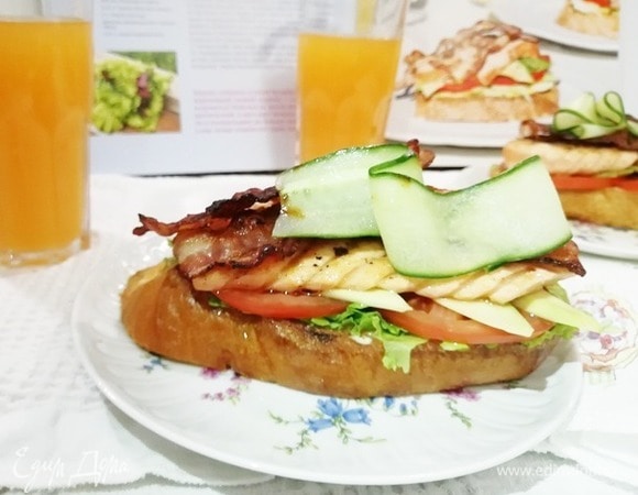 Бутерброд с семгой, авокадо и беконом
