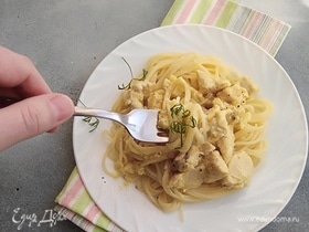 Спагетти с курицей в сливочном соусе