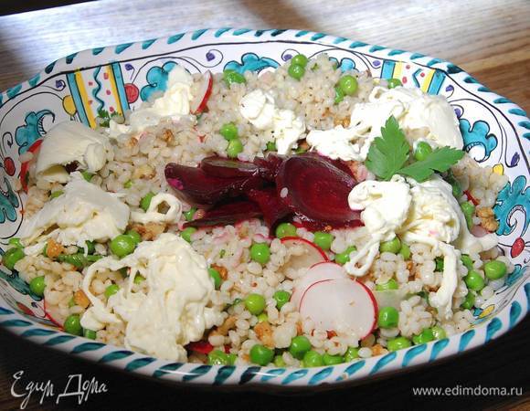 Салат из перловки со свеклой, редиской и сыром буррата