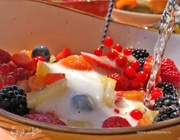 Салат Macedonia из свежих ягод и фруктов