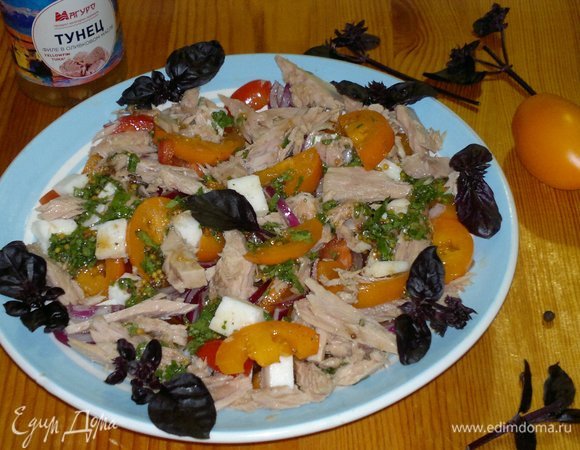 Салат с тунцом, овощами и брынзой под пикантной заправкой