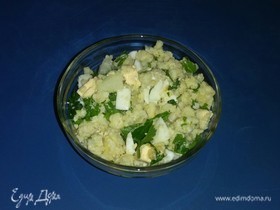 Салат из пшена с яйцом, луком и петрушкой