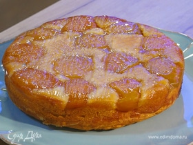 Карамельный пирог с консервированными персиками