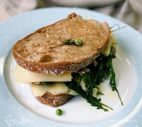 Теплый бутерброд с тунцом и сыром