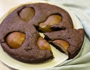 Шоколадный пирог с орехами и грушей