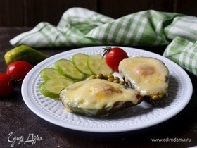 Запеченное авокадо с яйцом и сыром