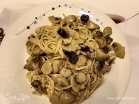 Спагетти со сливочным соусом, аджикой и грибами