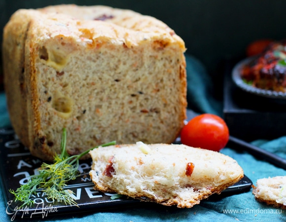 Хлеб с копченостями, сыром, оливками и чесноком