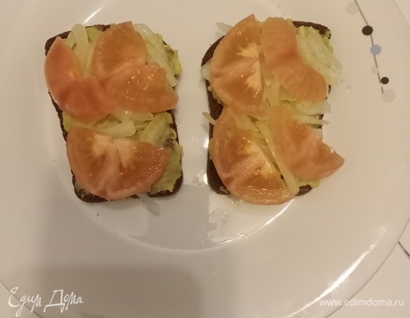 Бутерброд с пастой из авокадо и помидором