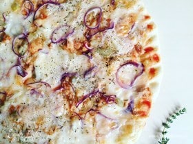 Пицца с тунцом и салями