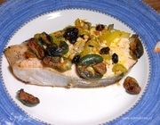 Лосось, запеченный с оливками, каперсами и кедровыми орешками