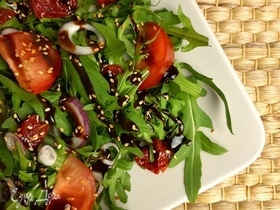 Салат из помидоров и руколы