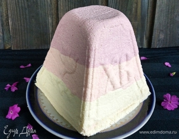 Торт ванильный с клубнично-малиновой начинкой