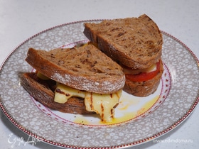 Бутерброд с сыром халуми, хариссой и медом