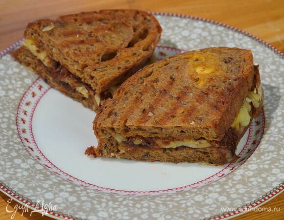 Горячие бутерброды с сыром и карамелизированным луком