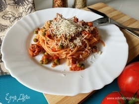Спагетти с колбасками и зеленым горошком