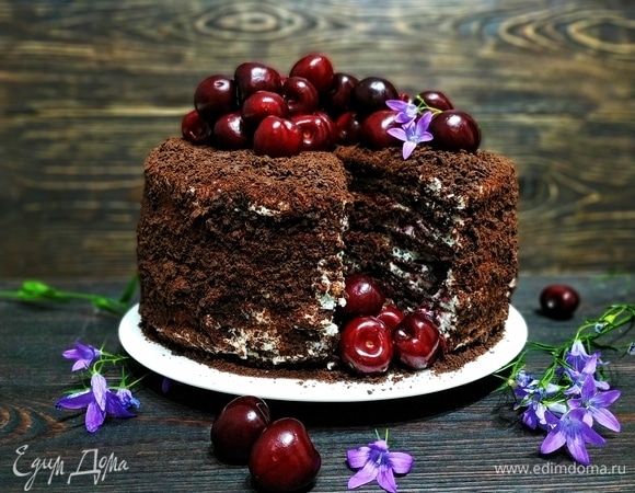 Шоколадный торт с пряной вишней