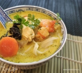 Тайский суп с курицей и креветками