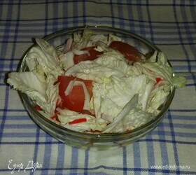 Салат из крабовых палочек, соленого огурца и овощей