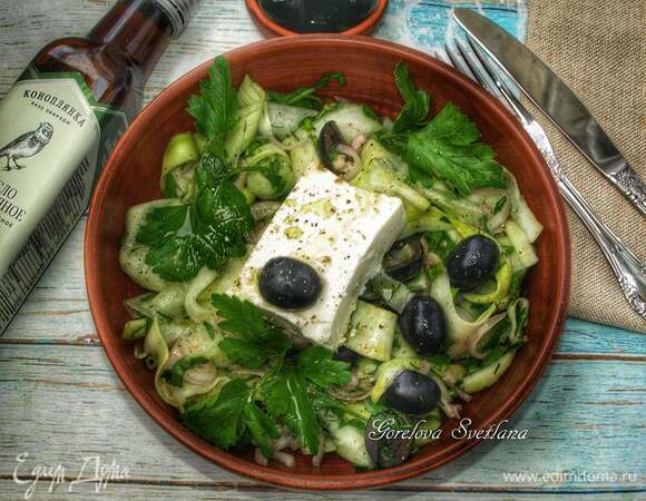 Салат с фетой и маслинами