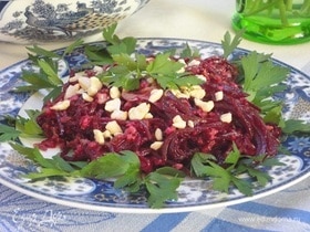 Салат из красного риса со свеклой