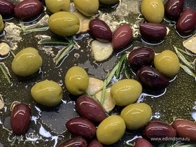 Теплые оливки с чесноком и розмарином