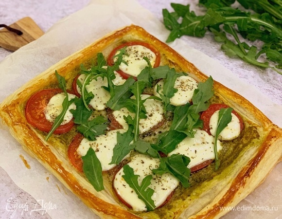 Рецепт: Быстрая пицца из слоеного теста | с колбасой, помидорами и сыром