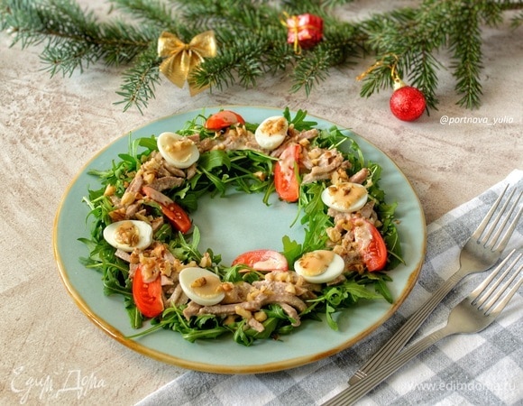 Салат «Новогодние огни» из яиц, семги и овощей