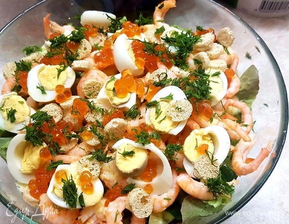Праздничный салат с икрой и креветками