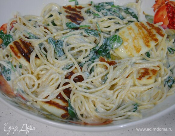 Спагетти со шпинатом, яйцом и жареным халуми