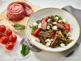 Теплый салат с говядиной, овощами и фетой